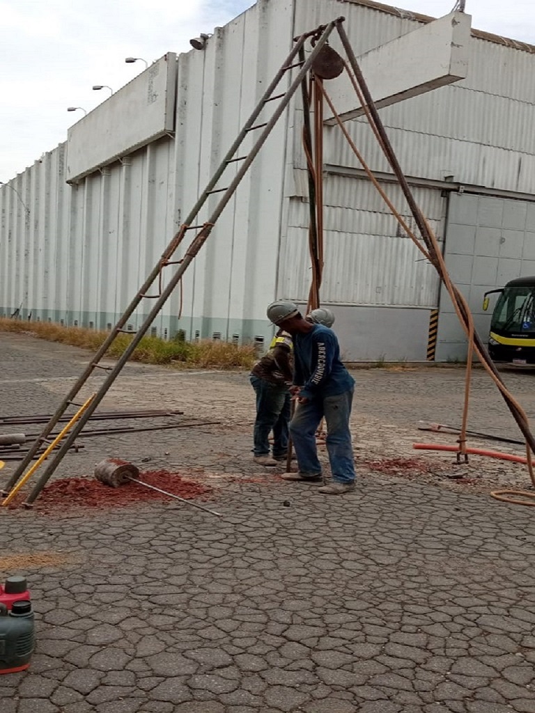 Avanço da sondagem de solo por trado